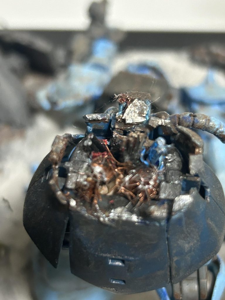 ちなみにグフカスタムの断面もオリジナルで自分なりに考えました。赤と青の配色にしたり細い配線が見えるようにしたり…ここが楽しかったなぁ…。