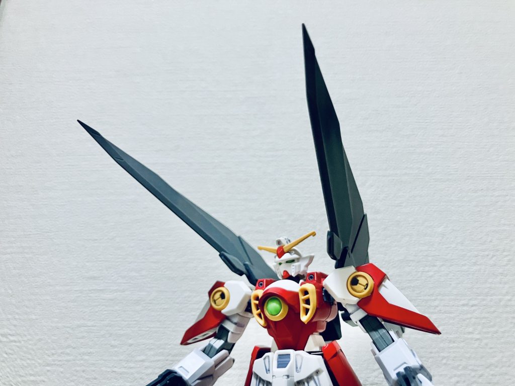 全体攻撃のフリューゲルサンダーです。機体の周辺に高圧電流をばらまくことで、通信障害を引き起こすと同時に、相手のMS小隊を操縦不能に追い込みます。