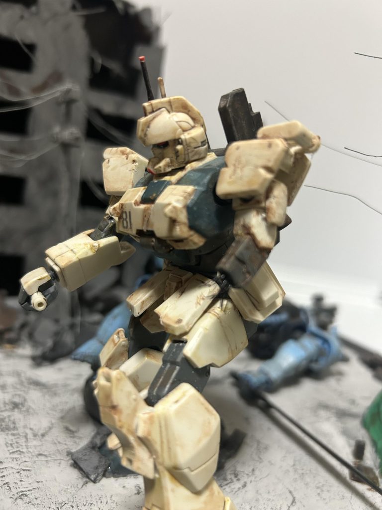 ez8の左手もブチって！取れたような表現ができたと思います。正面から見るとポーズはかっこいいけど…横は…、まぁそんなものです