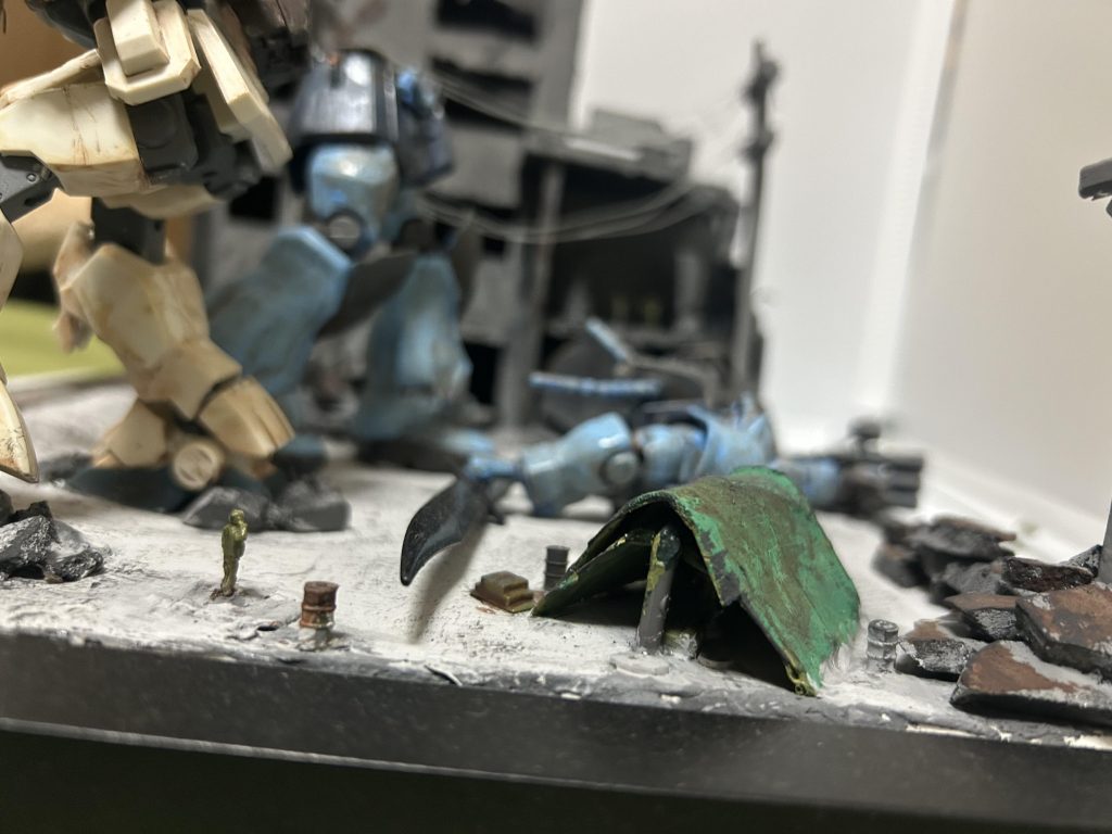 100均は本当に偉大で…。ミニチュアなどが売ってるのでこう配置すると…まるで戦争しているみたいな風景を生み出すことができるっ…！ここ見るだけでも栄養が取れますわぁ(こんなシーンなかったんですけどね)!あと下のテントみたいなのは支柱はお得意のランナーと布部分は紙コップで作りました笑。