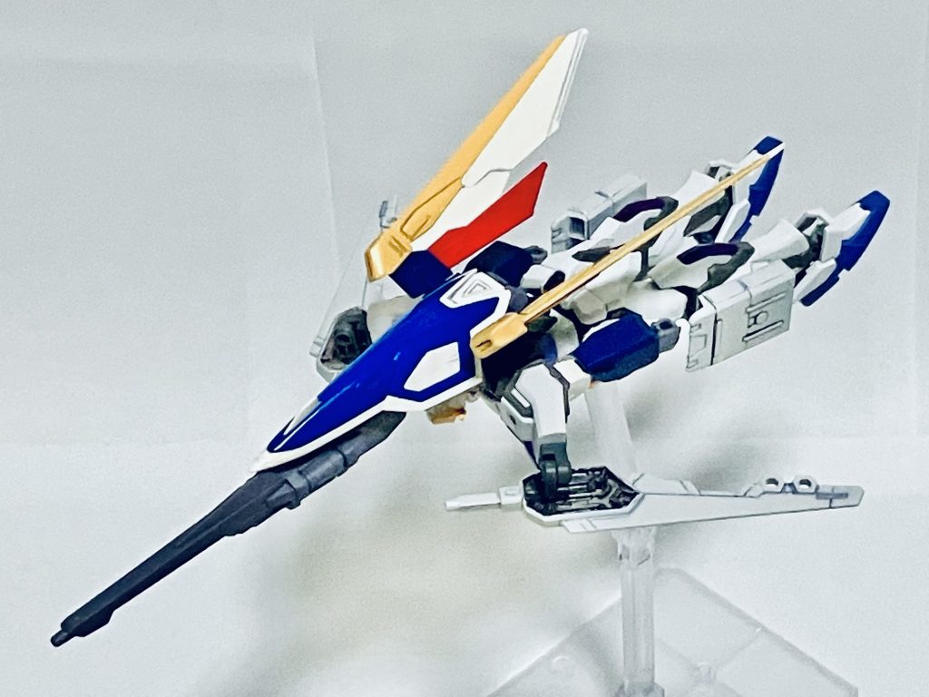 空中形態です。この形態ではバスターライフルによる射撃の他、羽で相手を切り付けたり、ミサイルで相手を迎え撃ったりすることができます。