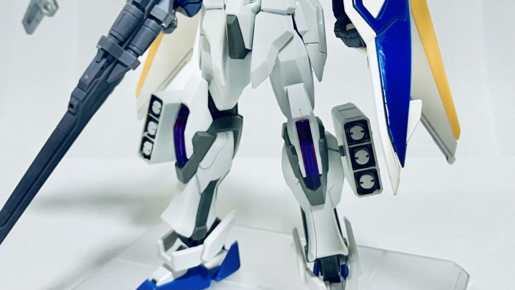 3連ミサイルランチャーです。今回、新たに追加された武装で、射程距離が長く、相手を追尾するのが特長になります。また、使用後は取り外すことで、機体が操縦しやすくなる効果もあります。