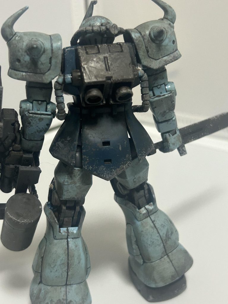 背面。後々チッピングが目立たない部分があった為、灰色にさらに黒を少し混ぜてやっている