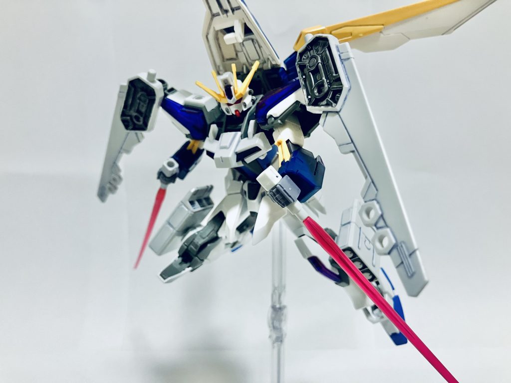 ビームサーベルです。ショルダーブレイドから持ち手のみを引き抜くことでビームの刃を形成する武装です。ビームを磁力で固定し、高い切れ味を発揮します。