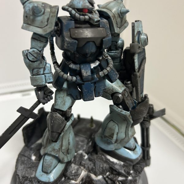 前にグフカスタムをビルに乗っけたいという欲望を吐いていましたが土台が残ってたので諦めてこっちでやってみました。あとはボンド跡乾かして完成！100均で揃う、カラーボード、人形、粘土のみで作りましたがある程度いい感じに！安く揃うので是非やってみては如何でしょうか？。これにライトをつけて再現してみたいですわ〜///では良いお年を〜！（2枚目）