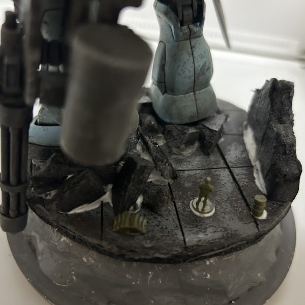 前にグフカスタムをビルに乗っけたいという欲望を吐いていましたが土台が残ってたので諦めてこっちでやってみました。あとはボンド跡乾かして完成！100均で揃う、カラーボード、人形、粘土のみで作りましたがある程度いい感じに！安く揃うので是非やってみては如何でしょうか？。これにライトをつけて再現してみたいですわ〜///では良いお年を〜！（3枚目）