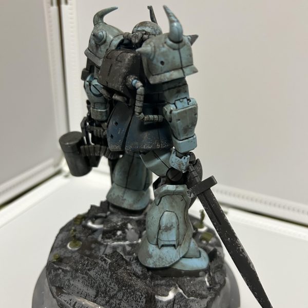 前にグフカスタムをビルに乗っけたいという欲望を吐いていましたが土台が残ってたので諦めてこっちでやってみました。あとはボンド跡乾かして完成！100均で揃う、カラーボード、人形、粘土のみで作りましたがある程度いい感じに！安く揃うので是非やってみては如何でしょうか？。これにライトをつけて再現してみたいですわ〜///では良いお年を〜！（4枚目）