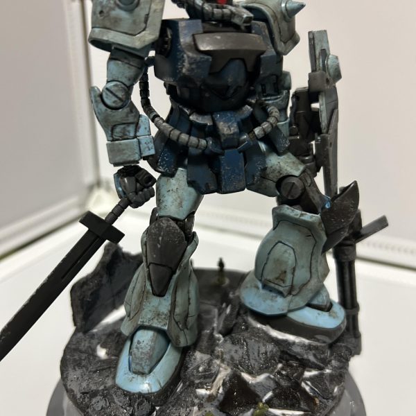 前にグフカスタムをビルに乗っけたいという欲望を吐いていましたが土台が残ってたので諦めてこっちでやってみました。あとはボンド跡乾かして完成！100均で揃う、カラーボード、人形、粘土のみで作りましたがある程度いい感じに！安く揃うので是非やってみては如何でしょうか？。これにライトをつけて再現してみたいですわ〜///では良いお年を〜！（5枚目）