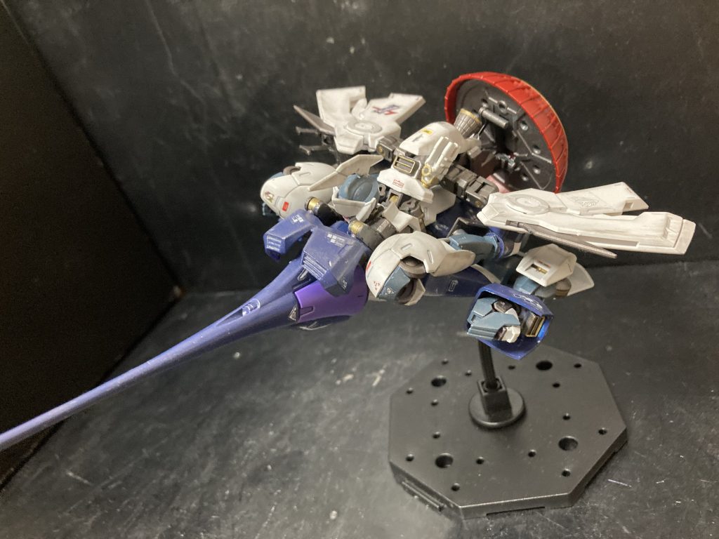 実は戦闘機携帯に可変させる事ができます。胸部パーツを跳ね上げ、槍を分割して機首に。後は身体を後方に。腰部は反転、バックパックも上に上げます。