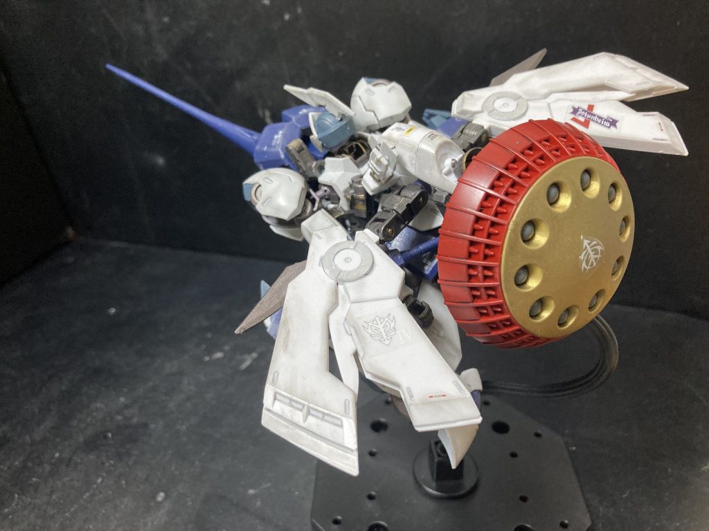 後方から。こうなんというか、ハンブラビっぽいですね。可変方法は全然違うんですけど、虫っぽい可変。