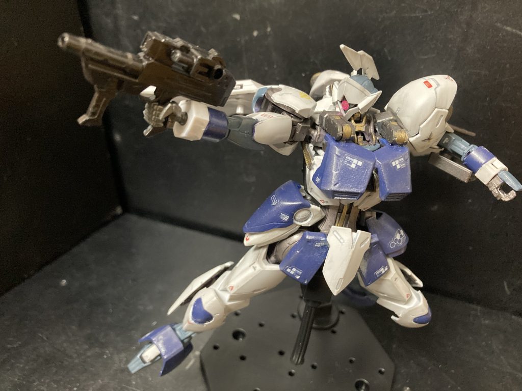 小型ビームガン装備。実はビームガンも背面に装備してます。MSだし近距離ばっかりでも。いちおう隠し武装扱い。