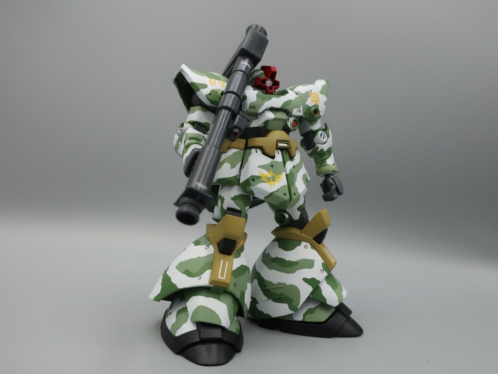 次はハモンさんがマゼラトップでガンダムを背中側から撃ちます至近距離からのマゼラアタック砲はさすがの威力です そしてコアファイターのリュウさんが激突するシーン「激突する時にアムロに何か見えるぞ」などと思いながらも歌います