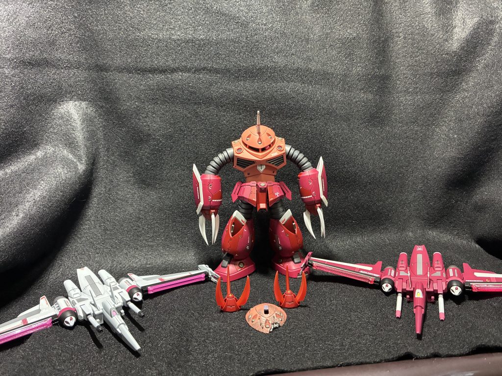 インフィニットジャスティス弐式のフォランテスを赤く塗装したので、どちらも換装出来るので楽しいです。