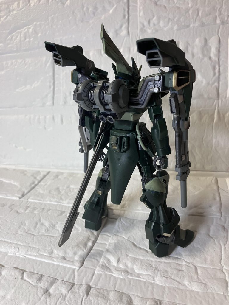 大腿部、腕、首をそれぞれ延長か他のものに取り替えレーザー重斬刀と砲身を延長コアガンダムの盾を装備その他色々改造&nbsp;