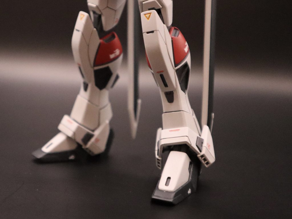 スジボリに加えて、パーツを彫り込んで市販パーツを埋め込みました！デカールはRGインパルスのものを、調子に乗って貼りすぎない程度に抑えて貼り付けました！