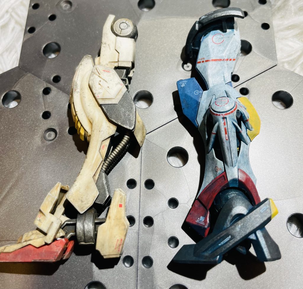 過去成型色汚しで作ったバルバトスと美脚比較同じ白では無いですが、ウェザリングの色で印象がだいぶ違いますね。