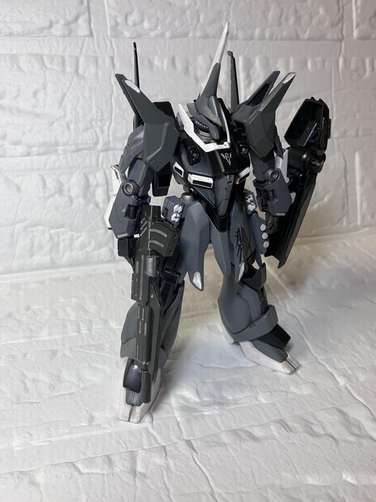 胸部にバルカン砲を追加し、サイドアーマーにはジェスタのグレネードを付けてます