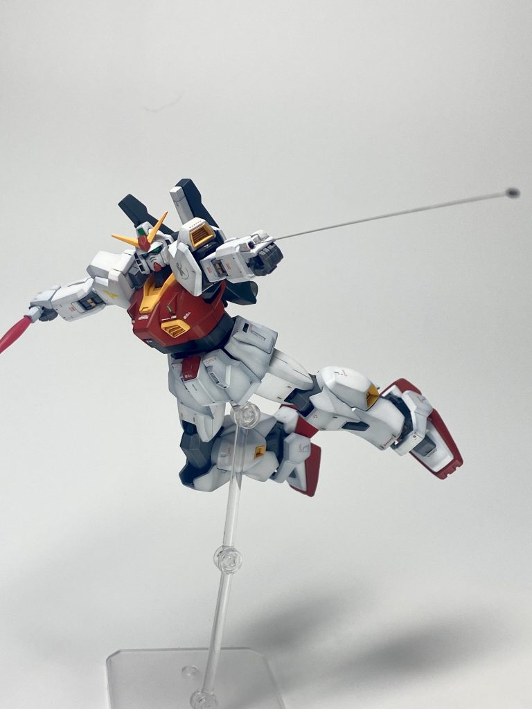 スティグマ攻撃のワイヤーとフックはゲルググに付属の物では太過ぎるので、左手甲にリール機構内蔵の射出装置を装備。ワイヤーはギター弦、フックは小型化。