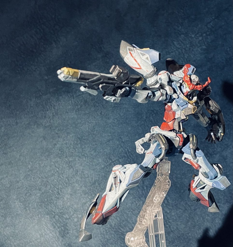 公式画像の様な青みが出せて大満足。個人的にGQuuuuuuXとシェードブルーの相性がめちゃめちゃいいなという印象。余談ですが、引越し前に斧がどっか行き、引越し時探しましたが見つからず…気づけば月日が流れてた(zaku-kao10)