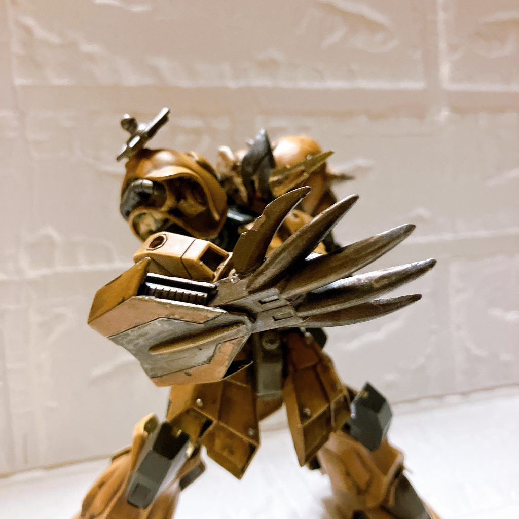 肩のクローシールドを手に装着