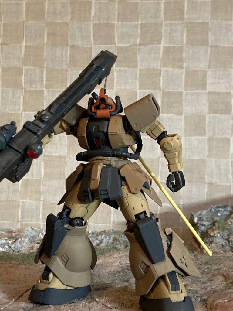 どっしり感ありますかね?キットのドム試作実験機だとボディーが少し小さく感じてしまいますが、まあ、基本ザクですから‥バランスは良いかな^_^