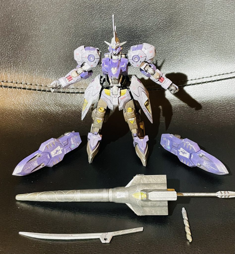 〜塗料メモ〜【本体薄紫部】ミカエリスパープル ▶︎ ラベンダー(お花の絵のやつ)【本体紫部】パープル ▶︎ レイ専用機パープル【本体茶部】マホガニー ▶︎ ダークアース【本体黄部】ハイネ専用機オレンジ ▶︎ ガンダムイエロー【スラスター&武器黄部】（本体黄部の上に）スーパーファインゴールド ▶︎ ゼウスシルエットゴールド【頭部等白部】ガルグレー ▶︎ グランプリホワイト【骨格】黒鉄色 ▶︎ 焼鉄色ドリルは骨格色の上にミッドナイトブルー今回も全パーツをメカサフヘヴィで下地にし、上塗り、下塗りの塗り方で塗ってます。