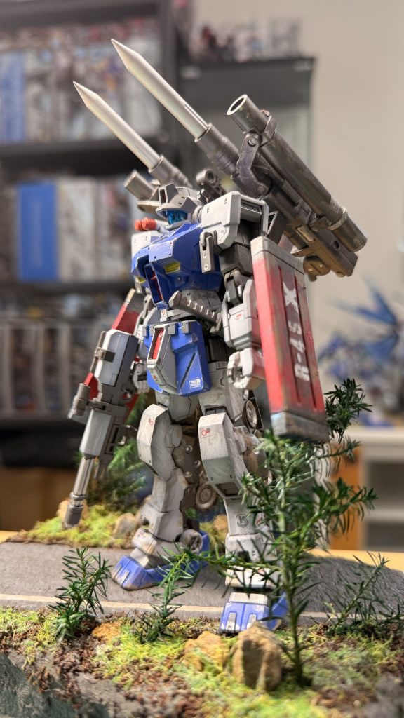 宇宙世紀0123年。フロンティアⅣ周辺宙域で小規模な反連邦蜂起が発生した。派遣された正規MS部隊の中に、ひときわ異質な機影があった。――ガンタンクR45X。そのパイロット、ハインツ・ローデンは、かつて一年戦争で旧型ガンタンクに搭乗していた老兵だった。「またお前と組むとはな……」コクピット内で呟く彼の前に映るのは、最新鋭MSが乱戦を繰り広げる戦場。だが敵の狙いは拠点制圧ではなく、民間ブロックの占拠だった。