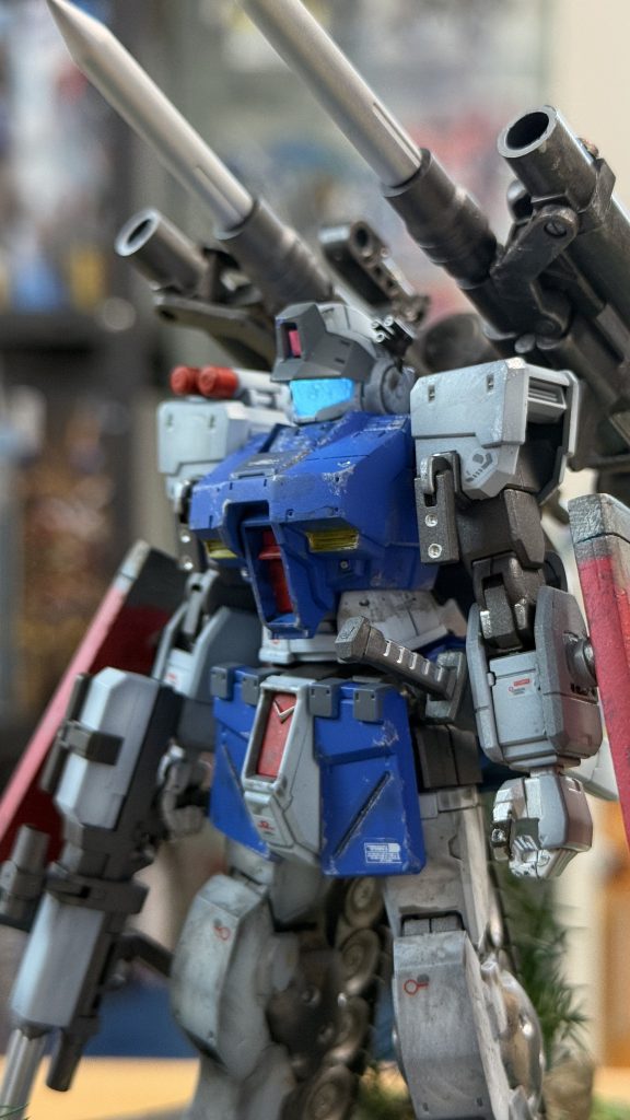 ハインツは即座に判断する。「R45X、砲台モード。ここは俺が塞ぐ」脚部スタビライザーが地面を噛み、巨体が揺るぎなく固定される。次の瞬間、両肩の180mm砲が咆哮した。爆煙の向こうで、敵MSが次々と沈黙していく。敵部隊はR45Xを旧式と侮っていた。だが、その砲撃精度と継戦能力は、最新鋭機すら凌駕していた。