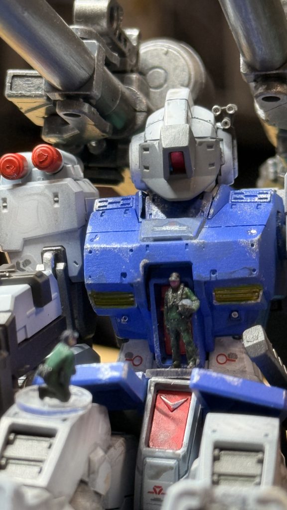 ガンタンクR45Xは量産には至らなかった。しかし、その運用データは後の重装支援MS開発に大きな影響を与えたとされている。そして今も、一部の整備兵の間では語られる。「もし前線で“動く砲台”を見たら、それはR45Xだ。逃げるな。あいつは、味方を見捨てない」