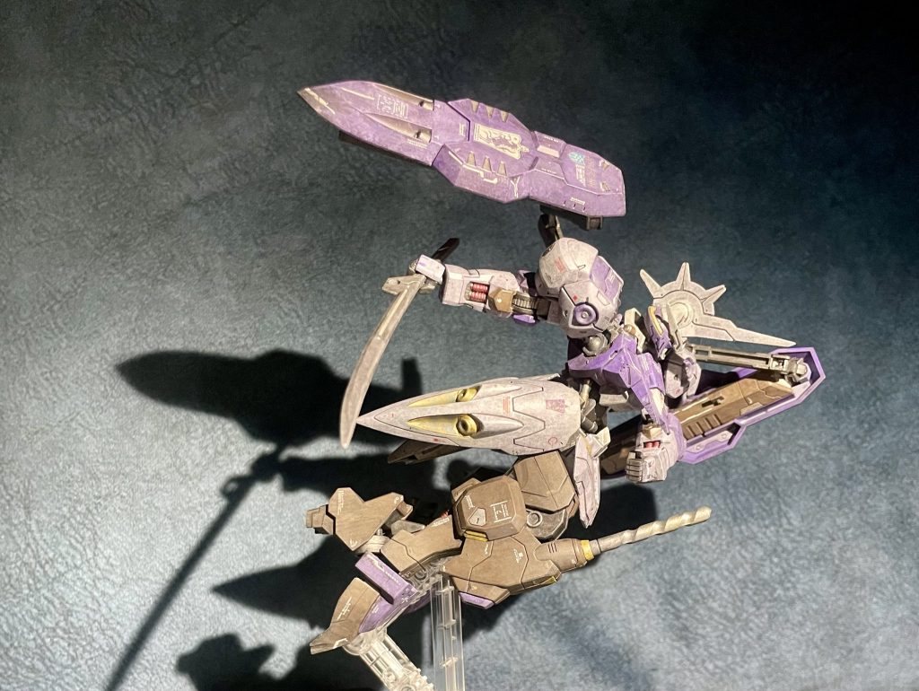 横顔カッチョいいですね✨シールドの稼働もあっていつもよりポーズ取らすのに時間がかかりました…今回は色の組合せとデカールの位置をこだわって作りました。色に関しては、中々狙い通りの色が出せず苦労しました。