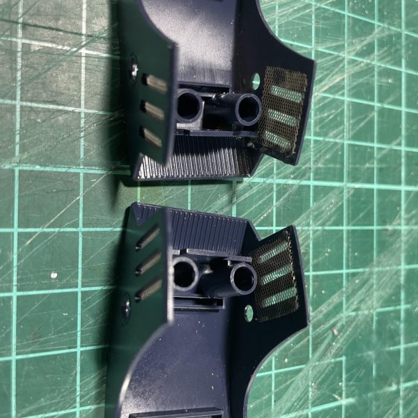 さしあたり、イメージつくはがここまで。あとは作業しながらひらめきに期待するしかないなービームバズーカはザ・モナカなので、マガジン部をカットして繋ぎ直し。もう、戻れない😭肩部のスリットには金網を追加して、肩前部は安っぽい感じなので、プラ板で裏打ちしました。（3枚目）