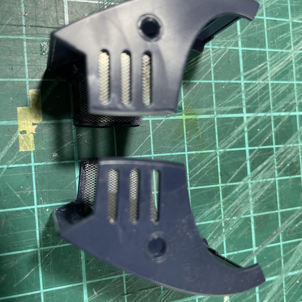 肩アーマーの形がなんか気に入らなくて、幅増ししようか迷った結果、作り直してみることに決定。とりあえずオリジナルは残した上で、プラ板の箱組から自作してます。はたしてどうなることやら、、、金属メッシュを貼ったり、裏打ちしたりしたので、そっちは保険で残しておきます（5枚目）