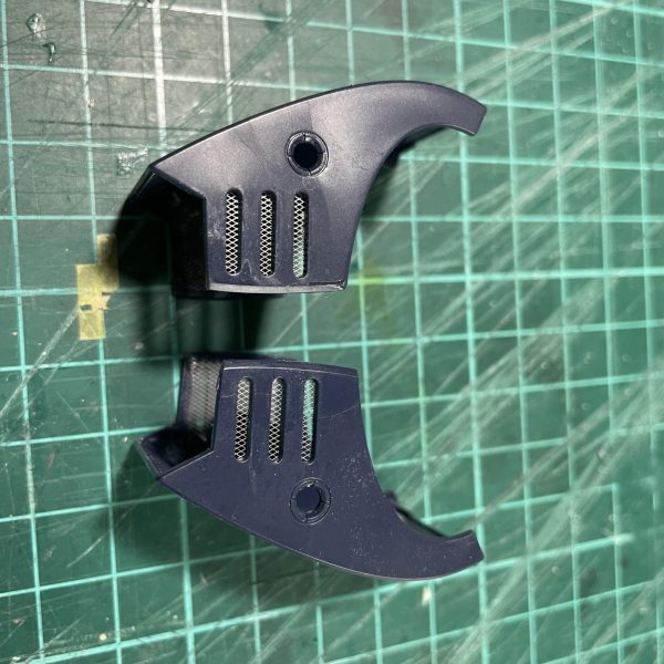 さしあたり、イメージつくはがここまで。あとは作業しながらひらめきに期待するしかないなービームバズーカはザ・モナカなので、マガジン部をカットして繋ぎ直し。もう、戻れない😭肩部のスリットには金網を追加して、肩前部は安っぽい感じなので、プラ板で裏打ちしました。（4枚目）