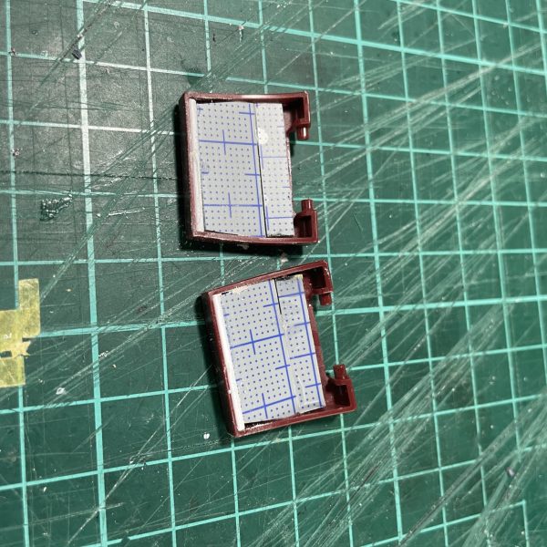 さしあたり、イメージつくはがここまで。あとは作業しながらひらめきに期待するしかないなービームバズーカはザ・モナカなので、マガジン部をカットして繋ぎ直し。もう、戻れない😭肩部のスリットには金網を追加して、肩前部は安っぽい感じなので、プラ板で裏打ちしました。（5枚目）