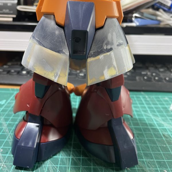 さしあたり、イメージつくはがここまで。あとは作業しながらひらめきに期待するしかないなービームバズーカはザ・モナカなので、マガジン部をカットして繋ぎ直し。もう、戻れない😭肩部のスリットには金網を追加して、肩前部は安っぽい感じなので、プラ板で裏打ちしました。（2枚目）