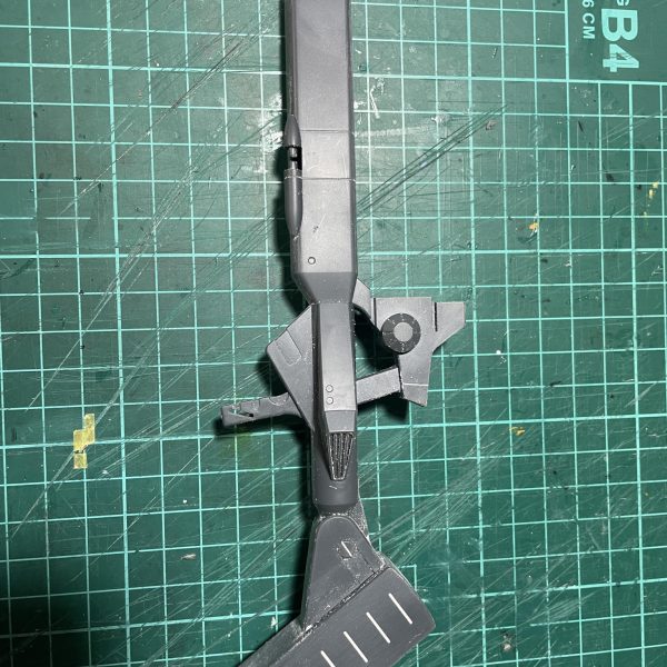 さしあたり、イメージつくはがここまで。あとは作業しながらひらめきに期待するしかないなービームバズーカはザ・モナカなので、マガジン部をカットして繋ぎ直し。もう、戻れない😭肩部のスリットには金網を追加して、肩前部は安っぽい感じなので、プラ板で裏打ちしました。（6枚目）