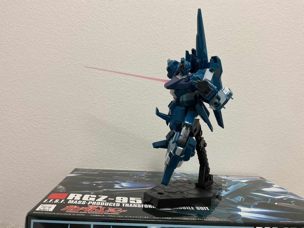 バンシィに斬りかかるジェガンのポージング