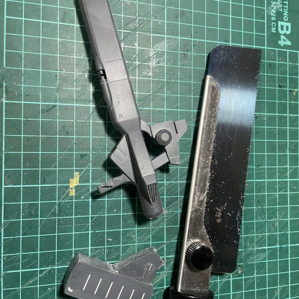 さしあたり、イメージつくはがここまで。あとは作業しながらひらめきに期待するしかないなービームバズーカはザ・モナカなので、マガジン部をカットして繋ぎ直し。もう、戻れない😭肩部のスリットには金網を追加して、肩前部は安っぽい感じなので、プラ板で裏打ちしました。（7枚目）