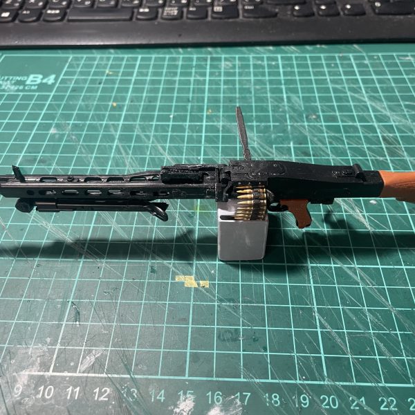 ドワッジ改に持たせる武器を製作中。今作は近藤先生の作品風にしたいので、WWⅡのドイツ軍的な雰囲気を出したい。それでMG42を小改造してます。ベルトリンク給弾のマガジンは円筒形か迷ったけど、ボックスマガジンに決めてプラ板で作りました。これからデコります。ビームバズーカは途中でイメージが尽きたので、保留中です笑（2枚目）