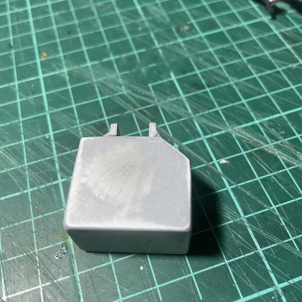 ドワッジ改に持たせる武器を製作中。今作は近藤先生の作品風にしたいので、WWⅡのドイツ軍的な雰囲気を出したい。それでMG42を小改造してます。ベルトリンク給弾のマガジンは円筒形か迷ったけど、ボックスマガジンに決めてプラ板で作りました。これからデコります。ビームバズーカは途中でイメージが尽きたので、保留中です笑（3枚目）