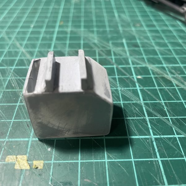 ドワッジ改に持たせる武器を製作中。今作は近藤先生の作品風にしたいので、WWⅡのドイツ軍的な雰囲気を出したい。それでMG42を小改造してます。ベルトリンク給弾のマガジンは円筒形か迷ったけど、ボックスマガジンに決めてプラ板で作りました。これからデコります。ビームバズーカは途中でイメージが尽きたので、保留中です笑（4枚目）