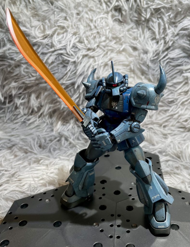 グフはファーストでも1番好きなMSで、量産機なのに圧倒的存在感と、青い機体なのに冷たさを感じず荒さを感じさせるプロポーション。とにかく最高。あと筋彫りはよくわかんなかったので、バトオペ2を参考に彫っていきました。