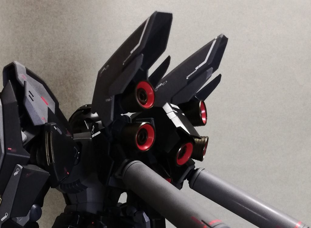 個人的な絶妙ポイント①バックパックこのキット、非の打ちどころのない素晴らしいキットなのはもちろんなのですが、その中でも特にお気に入りなのがバックパックです。横並びに3つのユニットが組み合わさる形になっており、それぞれに巨大なスラスターをそれぞれ2つずつぶら下げたダイナミックなデザイン。そして、左右のユニットの上部に配置された整流板のデザインがいい感じでケレン味を演出しています。