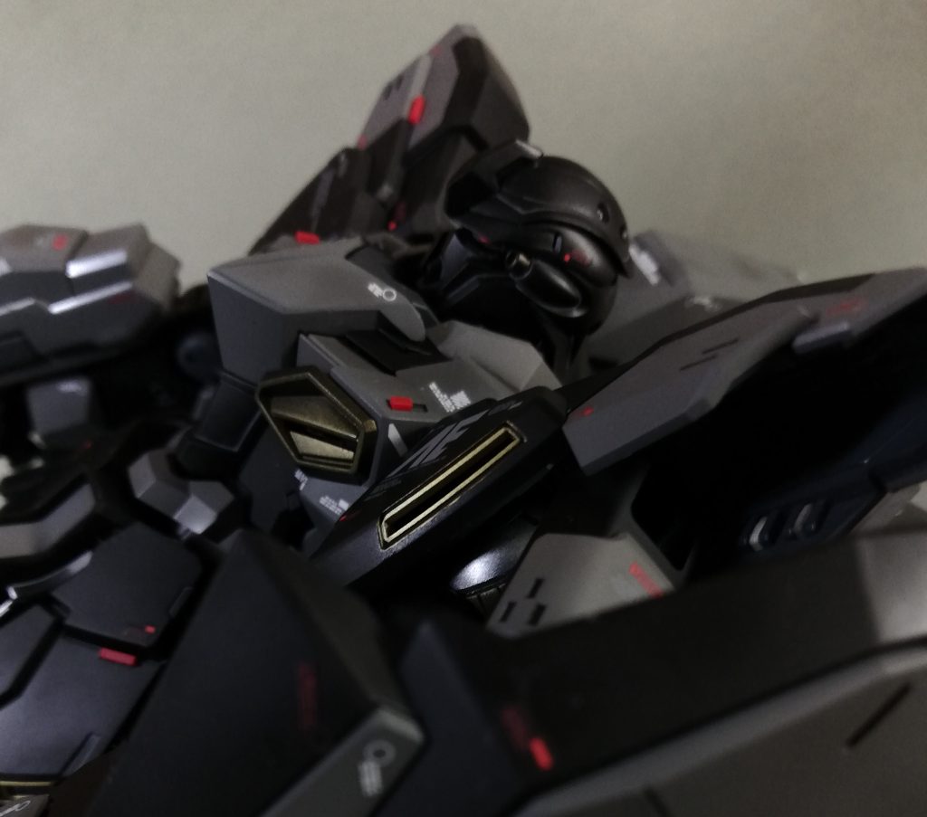 カラーリング変更ご存じの通り、オリジナルのシナンジュスタインは白を基調としたカラーリングとなっていますが、思い切って黒ベースにカラーリング変更をしてあります。カラーレシピ黒部分：ウイノーブラック（Mr.カラー）グレー部分：ニュートラルグレーの確か3だったような…（ガイアノーツ）赤部分：モンザレッド（Mr.カラー）スラスター部分：ブルーゴールド（Mr.カラー）