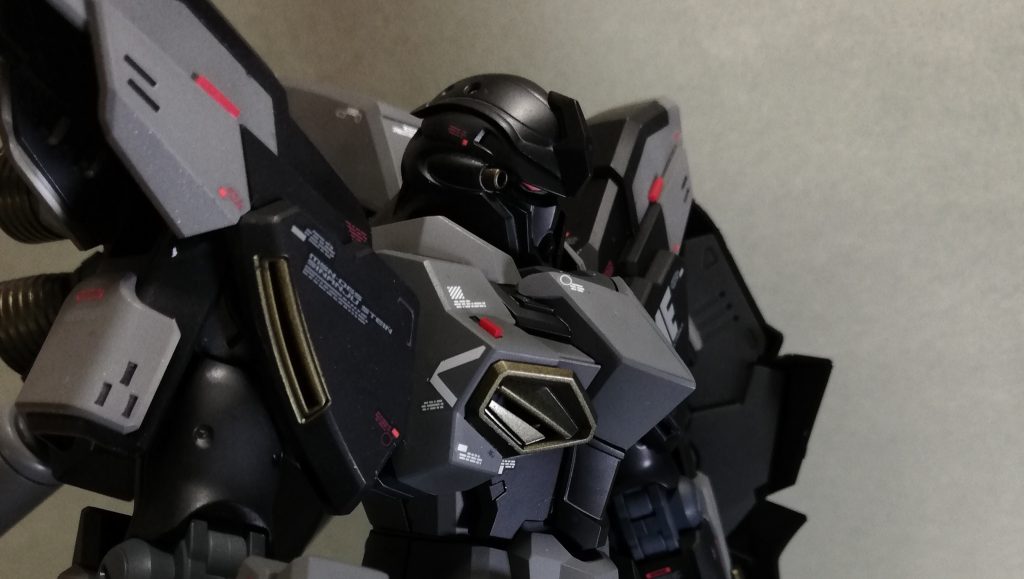 ③ある映画のメインキャラに似ている…皆さんは「未来忍者　慶運機忍外伝」という旧い映画をご存じでしょうか？1988年となんとも昔に公開された映画なんですが、なんとあの有名な雨宮慶太さんの初監督作品です。この映画のメインキャラクターが不知火というサイボーグ忍者なのですが、今回シナンジュ・スタインをブラックにカラーリング変更したことで、どことなくこの不知火の顔を彷彿とさせるなと個人的に思いまして…気になった方は古い映画ですが、ぜひ見てもらえればと思います。メカの造形が非常に凝っており、僕は後に出てくるゼイラムも好きですが、この未来忍者のデザインの方が個人的に好みです。全くもって蛇足な話題になってしまいましたが。