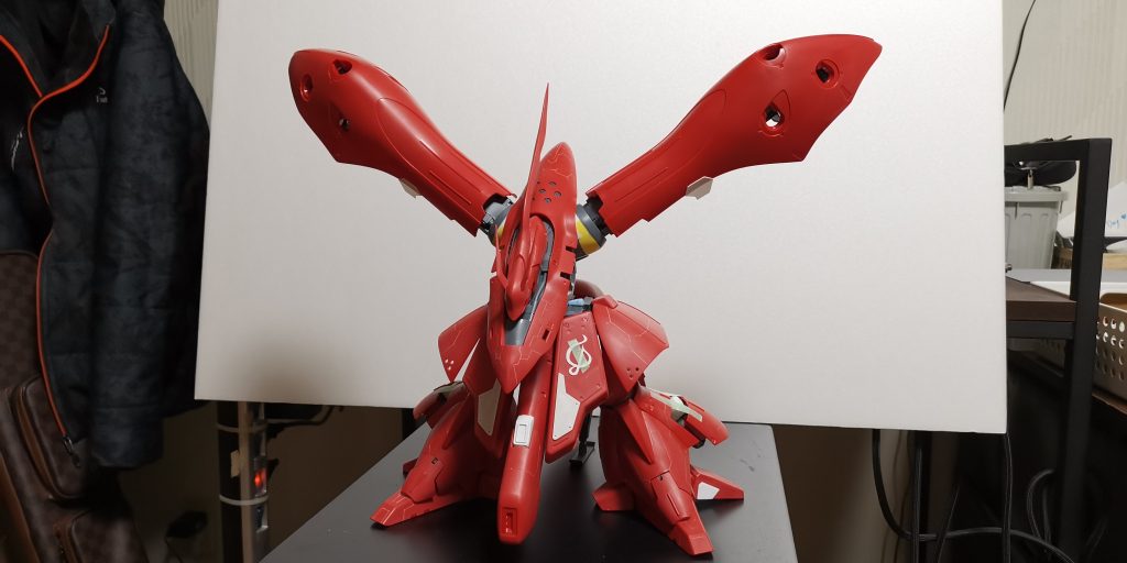 ファンネルコンテナが水平なのが気に入らなかったので、跳ね上がるような角度に。上半身も大きく前傾するように角度を変更。キャスバル総帥のエンブレムもプラ板で作り直しました。隠し腕は自分なりの解釈のオリジナルなので、出しっぱなしで隠せませんw