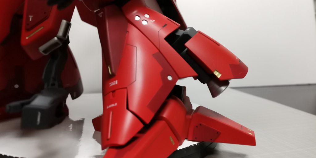 脚部装甲を切り離し位置の変更、隠れたバーニアを見えるようにしました。スネ先?も切り離し可動するようにしました。