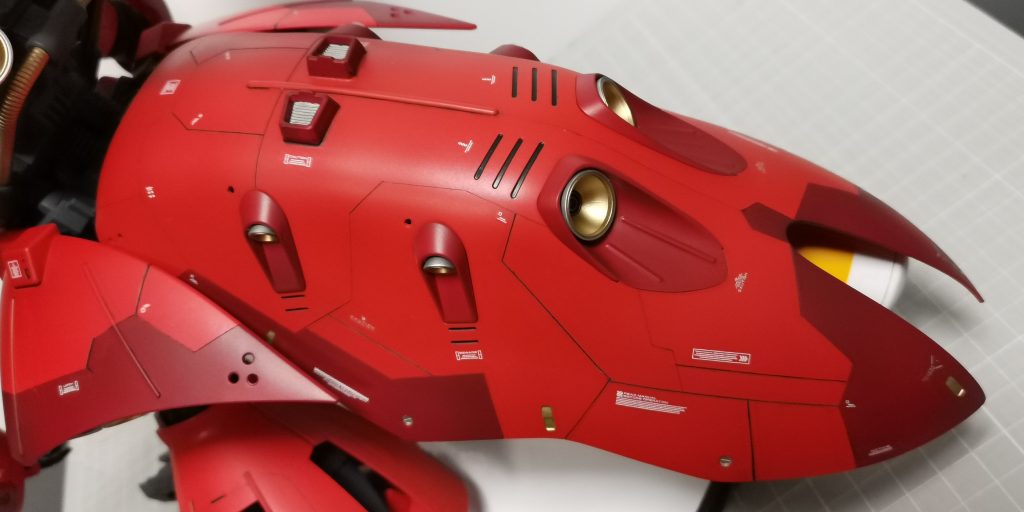 リアスカートはキットのままだとのぺっとして物足りないので、スジ彫り頑張って色分けしました。丸モールドはメタルパーツをサイズごとに全身に散りばめました。