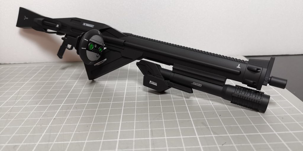 やたらめったらデカイビームライフル。これひとつでMGいっこ分の大きさはありやがる。だがそれがいい。ジャンクパーツとパテで作ったバズーカと、追加で付けたレドームがお気に入り。