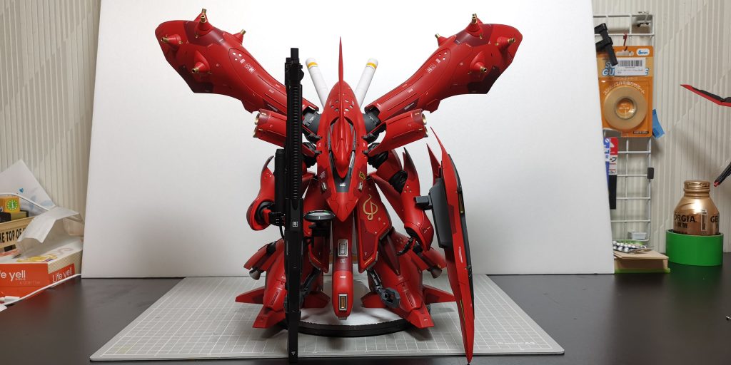 上半身は大きく前傾させ、脚部は短足化し、ファンネルコンテナの取付角度も大きく変更しました。